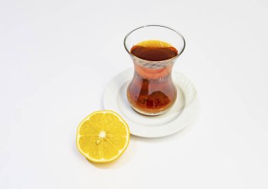 Geleneksel Türk çayı ve yarım limon 