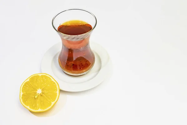 Traditioneller Türkischer Tee Und Halbe Zitrone — Stockfoto