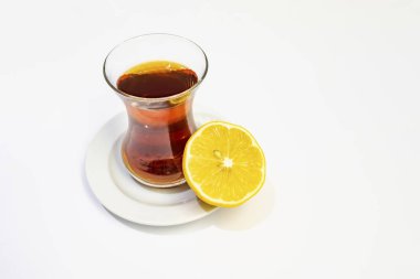 Geleneksel Türk çayı ve yarım limon 