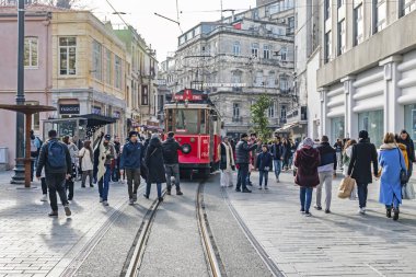 Beyoğlu, İstanbul, 4 Ocak 2020 Beyoğlu, İstanbul Turistik Bölgesi. Tarihi binalar, insanlar ve nostaljik tramvaylı Beyoğlu manzarası.