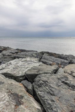 Marmara 'nın kış mevsimindeki manzarası ve deniz kıyıları ve uçurumlarla dolu bulutlu havası