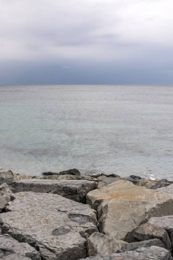 Marmara 'nın kış mevsimindeki manzarası ve deniz kıyıları ve uçurumlarla dolu bulutlu havası