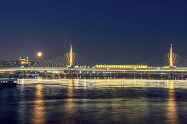 Goldenhorn, istanbul, 10 Ocak 20.Goldenhorn 'da dolunay, metro köprüsü, cami, eski kasaba ve kış mevsiminde İstanbul' da tekneler..