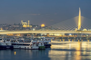 Goldenhorn, istanbul, 10 Ocak 20.Goldenhorn 'da dolunay, metro köprüsü, cami, eski kasaba ve kış mevsiminde İstanbul' da tekneler..