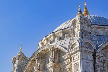 Ortakoy, İstanbul, 11 Ocak 2020. Ortakoy Camii, Beikta Bölgesi 'nde bulunan ve Boğaziçi' nin en popüler yerlerinden biri olan Ortaky rıhtım meydanının rıhtımında yer alır.. 