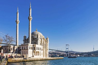 Ortakoy, İstanbul, 11 Ocak 2020. Ortakoy Camii, Beikta Bölgesi 'nde bulunan ve Boğaziçi' nin en popüler yerlerinden biri olan Ortaky rıhtım meydanının rıhtımında yer alır.. 