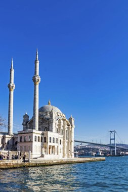 Ortakoy, İstanbul, 11 Ocak 2020. Ortakoy Camii, Beikta Bölgesi 'nde bulunan ve Boğaziçi' nin en popüler yerlerinden biri olan Ortaky rıhtım meydanının rıhtımında yer alır.. 
