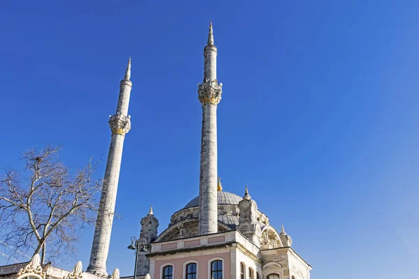 Ortakoy Org Turkey January 2020 Ortakoy清真寺位于贝科塔区Ortaky码头广场的水边 是博斯普鲁斯省最受欢迎的地点之一 — 图库照片