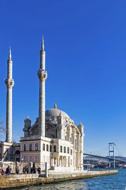 Ortakoy, İstanbul, 11 Ocak 2020. Ortakoy Camii, Beikta Bölgesi 'nde bulunan ve Boğaziçi' nin en popüler yerlerinden biri olan Ortaky rıhtım meydanının rıhtımında yer alır.. 