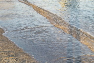 Kumsal, kum ve kışın dalgalar