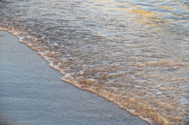 Kumsal, kum ve kışın dalgalar