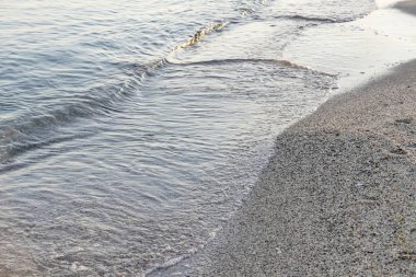 Kumsal, kum ve kışın dalgalar