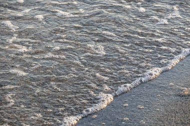 Kumsal, kum ve kışın dalgalar