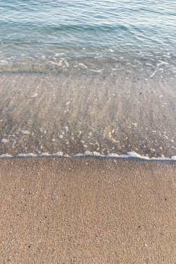 Kumsal, kum ve kışın dalgalar