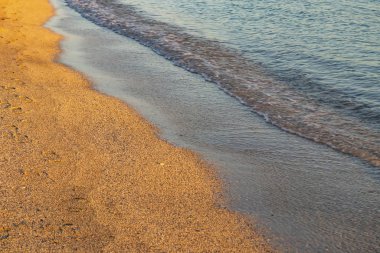 Kumsal, kum ve kışın dalgalar