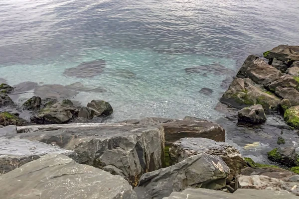 Kust Kliffen Heldere Zee Het Winterseizoen — Stockfoto