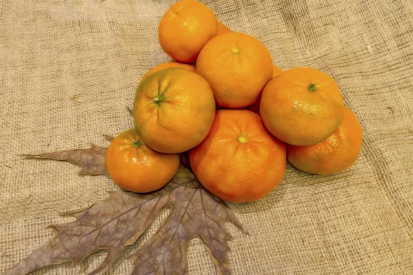 Close Mandarin Fruits Autumn Leaves Wicker Background — Stock Photo, Image