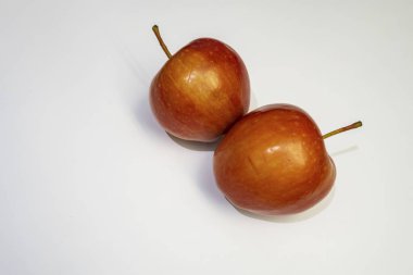 Beyaz arka planda kırmızı elmaları yemeye hazır olun.