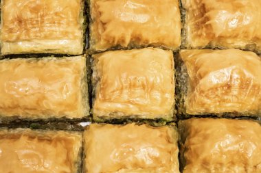 Geleneksel Türk tatlı baklavasını kapatın ve şam fıstıklı sarma.