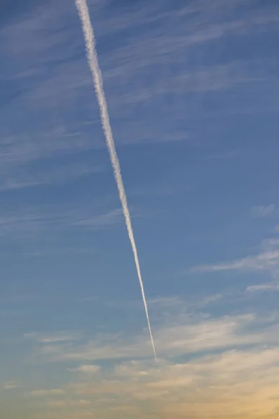 Samolot Lecący Dużej Wysokości Błękitne Niebo Chmurami — Zdjęcie stockowe