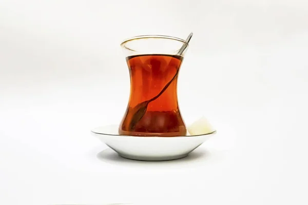 Традиционный Турецкий Чай Стеклянной Чашкой Фарфоровой Тарелкой Кубиками Сахара Чайной — стоковое фото