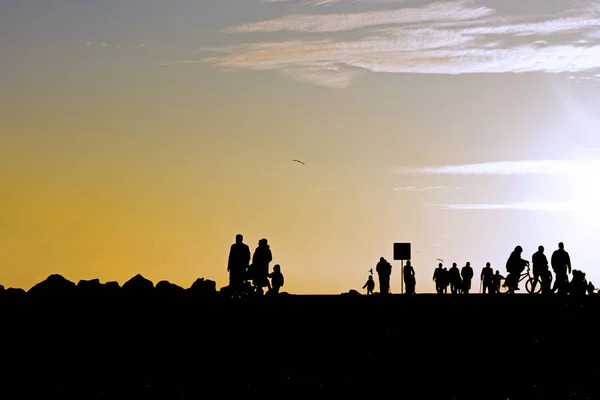 Menschen Silhouetten Bei Sonnenuntergang Der Natur — Stockfoto