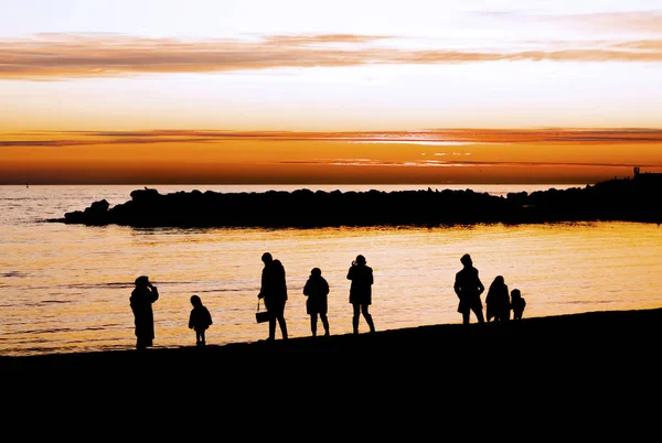 Menschen Silhouetten Bei Sonnenuntergang Der Natur — Stockfoto