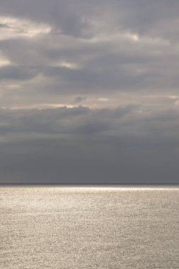 Deniz kenarında bulutlu bir havada Marmara Denizi 'nden deniz manzarası