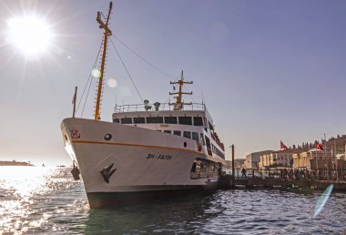 Ortakoy, İstanbul, 11 Ocak 20.Şehir hatları feribotu İstanbul Bosporus turu için Ortakoy iskelesinde.