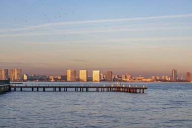evyurt, istanbul, 11 Ocak 2020. Yesilyurt deniz ve iskele tarafındaki Atakoy 'daki binaların manzarası.