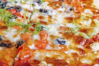 Yakın çekim, dilimlenmiş pizza yemeye hazır.