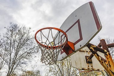 Halk bahçesindeki basketbol potasını kapatın.