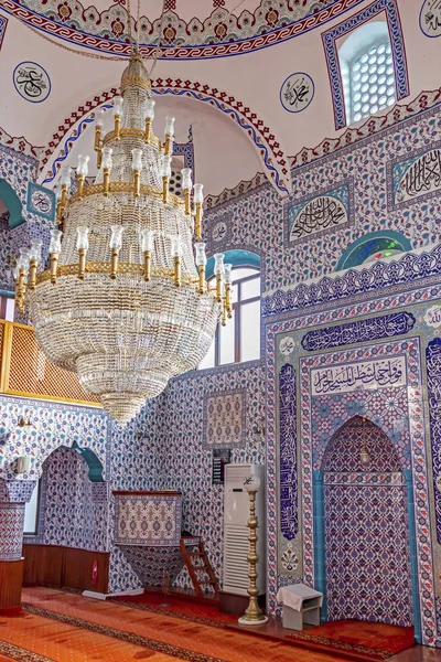 Rumelifeneri, istanbuli, hindi-26 Ocak 2020. Rumelifeneri köyündeki yeni caminin iç manzarası fayanslı ve dekorasyonlu..