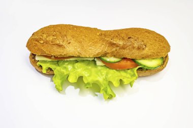 Peynirli, domatesli, salatalıklı ve marullu sandviç yemeye hazır olun. 