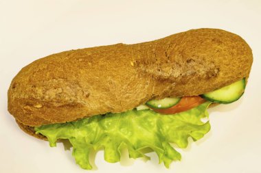 Peynirli, domatesli, salatalıklı ve marullu sandviç yemeye hazır olun. 