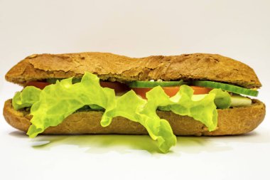 Peynirli, domatesli, salatalıklı ve marullu sandviç yemeye hazır olun. 