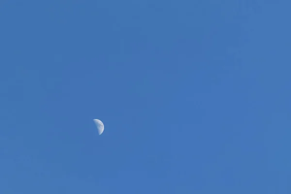 Half Moon Blue Sky — 图库照片