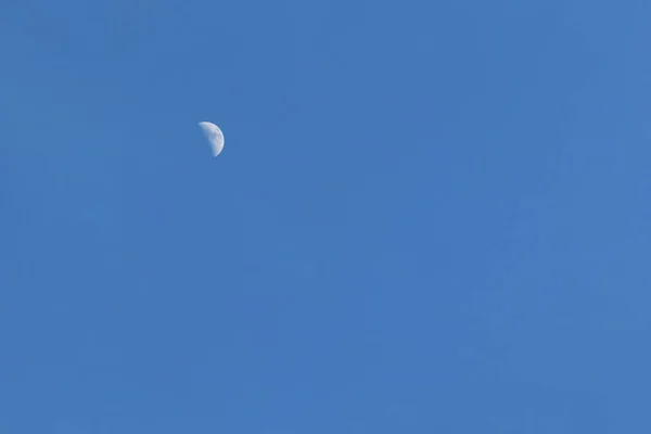 Half Moon Blue Sky — 图库照片