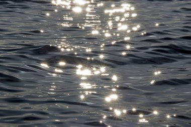 Akşam güneşi ve deniz ışıldıyor