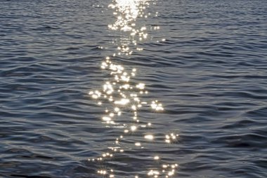 Akşam güneşi ve deniz ışıldıyor