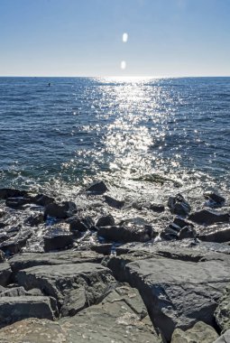 Deniz kıyısındaki kayalıklar ve deniz dalgaları