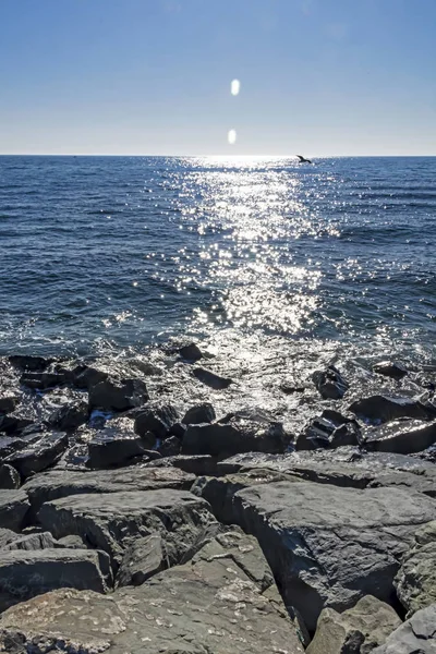Βράχια Και Θαλάσσια Κύματα Στην Ακτή Της Θάλασσας — Φωτογραφία Αρχείου