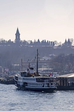 İstanbul, 2 Şubat 2020 Yolcu taşımacılığı için şehir sınırı feribotu ve İstanbul 'un merkezinde eski şehir manzarası 