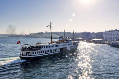 İstanbul, 2 Şubat 2020 Yolcu taşımacılığı için şehir sınırı feribotu ve İstanbul 'un merkezinde eski şehir manzarası 