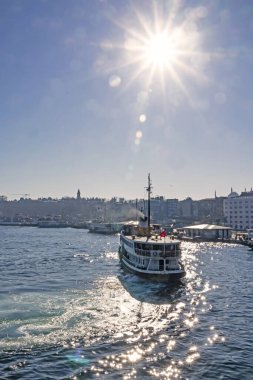 İstanbul, 2 Şubat 2020 Yolcu taşımacılığı için şehir sınırı feribotu ve İstanbul 'un merkezinde eski şehir manzarası 