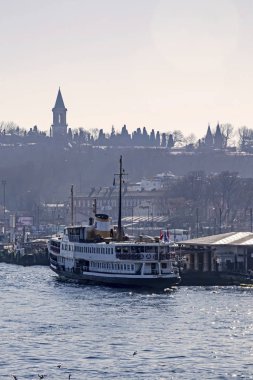 İstanbul, 2 Şubat 2020 Yolcu taşımacılığı için şehir sınırı feribotu ve İstanbul 'un merkezinde eski şehir manzarası 