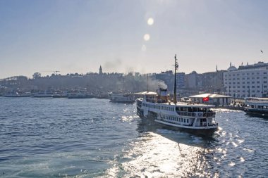 İstanbul, 2 Şubat 2020 Yolcu taşımacılığı için şehir sınırı feribotu ve İstanbul 'un merkezinde eski şehir manzarası 