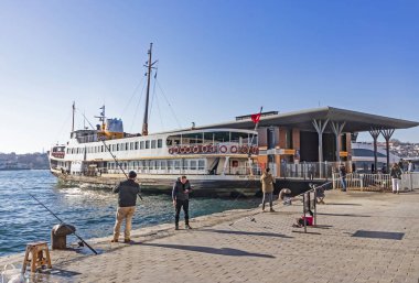 İstanbul, 2 Şubat 2020 Yolcu taşımacılığı için şehir sınırı feribotu ve İstanbul 'un merkezinde eski şehir manzarası 