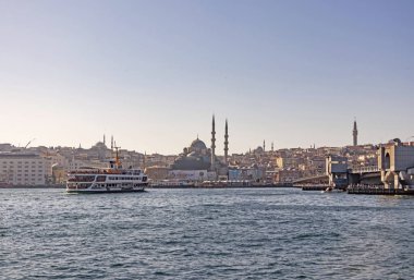 İstanbul, 2 Şubat 2020 Yolcu taşımacılığı için şehir sınırı feribotu ve İstanbul 'un merkezinde eski şehir manzarası 
