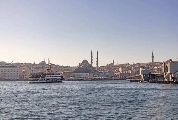 İstanbul, 2 Şubat 2020 Yolcu taşımacılığı için şehir sınırı feribotu ve İstanbul 'un merkezinde eski şehir manzarası 